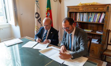 Secretary-General of the OEI Mariano Jabonero and EASNIE Director João Costa signing the co-operation agreement
